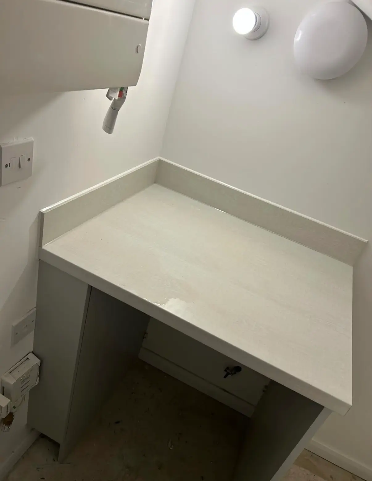 Interior worktop and wall junction ready for sealant finishing